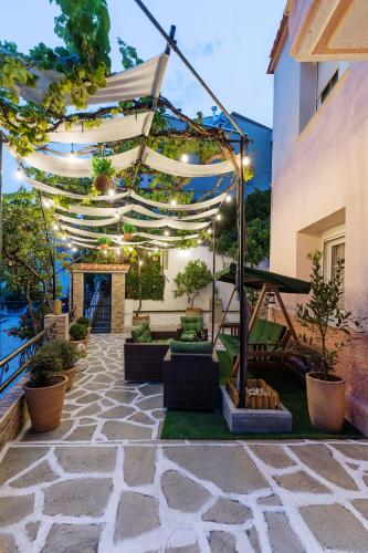 Yiayia's Kalesma - Private Garden View
