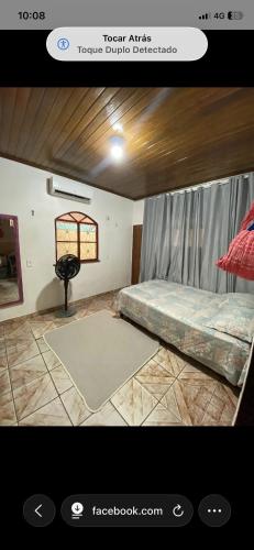 a room with a bed and a window in it at Suítes em Parintins in Parintins