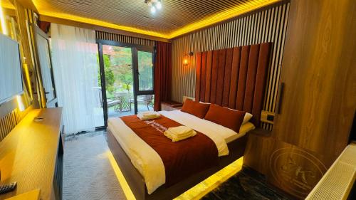 a bedroom with a large bed with orange pillows at Akyuz Kardesler Hotel & Bungalow in Uzungöl