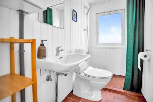 a bathroom with a white toilet and a sink at 16669-Farevejle-Alfestien-52 in Fårevejle