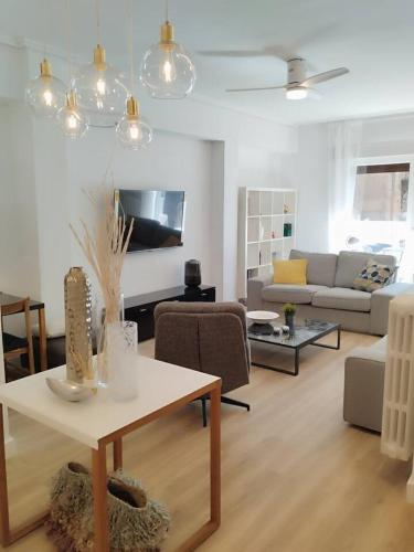 Espacioso, 4 Hab, Parking Gratis & Lic: EBI-02928