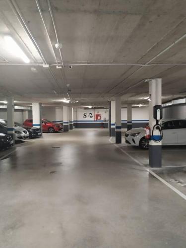 Espacioso, 4 Hab, Parking Gratis & Lic: EBI-02928