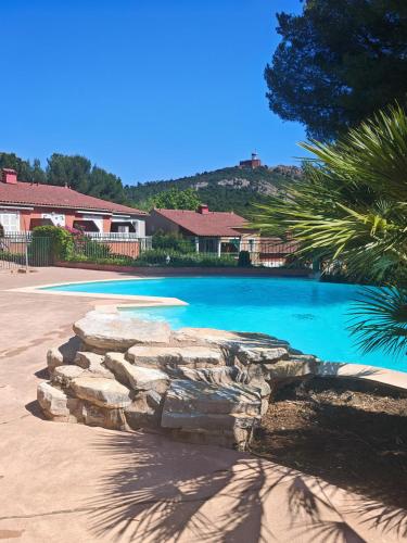 Appartement lumineux avec piscine, mer et lac