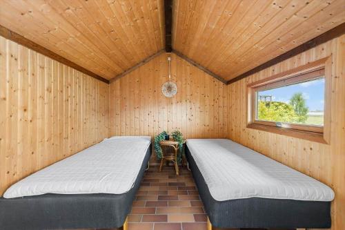two beds in a room with a window at FJ1602-Jaegerspris-Strandmarksvej-37 in Jægerspris