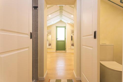 a hallway with a green door in a room at Villa Arta by Hostiva in Comporta