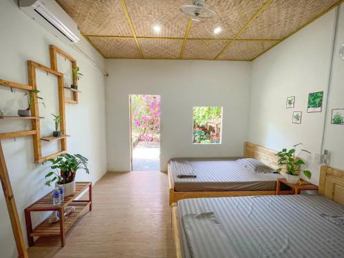 a room with two beds and a window at đất phú homestay phú yên in Ða Ngủ (2)