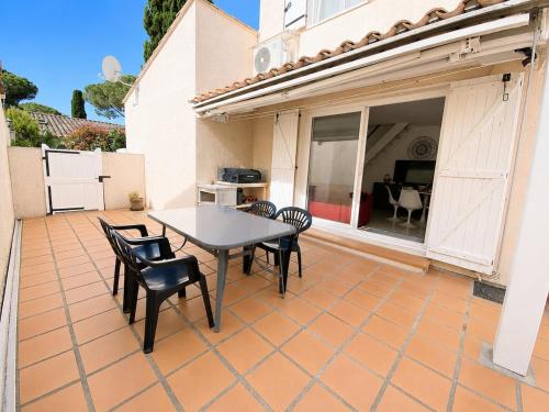 Air-conditioned villa with Swimming pool and terrace Porte du village naturiste
