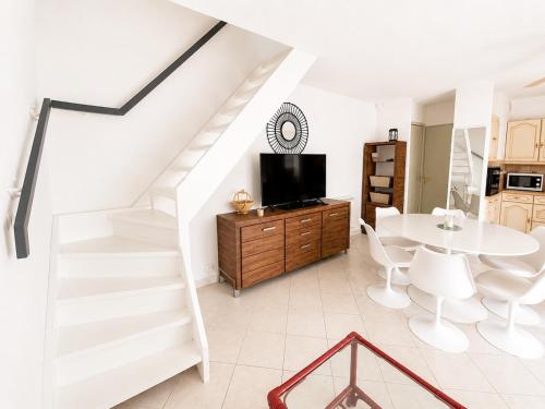 Air-conditioned villa with Swimming pool and terrace Porte du village naturiste
