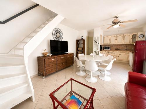 Air-conditioned villa with Swimming pool and terrace Porte du village naturiste