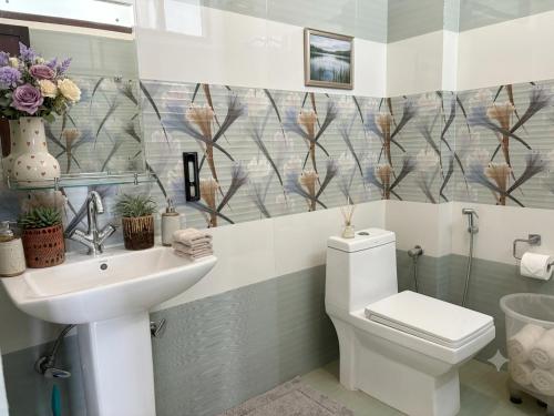 ein Badezimmer mit Toilette und Waschbecken in der Unterkunft Draft Hotel Bir Billing At Landing Site in Bir