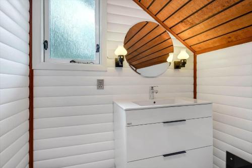 a bathroom with a sink and a mirror at BV422-Blavand-Hedetoftvej-2 in Blåvand