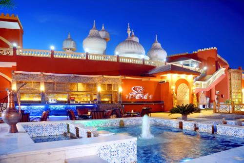 Bazén v ubytování Pickalbatros Alf Leila Wa Leila Resort - Neverland Hurghada nebo v jeho okolí