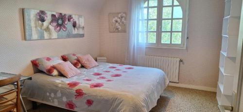 a bedroom with a bed with flowers on it at Bolumet in Neulliac