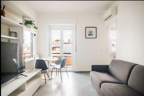 Chic Studio con Cucina Indipendente e Terrazzino