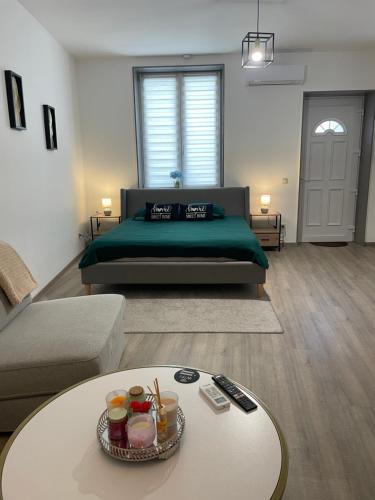 a living room with a bed and a coffee table at Appartement Dio in Dinant