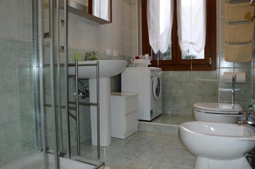 威尼斯的住宿－卡茲扎公寓，一间带水槽、卫生间和淋浴的浴室