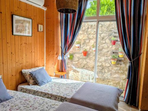 ein Schlafzimmer mit zwei Betten und einem großen Fenster in der Unterkunft Can Lluna in Tárbena