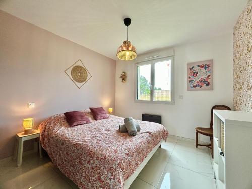 a bedroom with a bed and a window at Escapade Gîte Seryse in Châtillon-sur-Broué