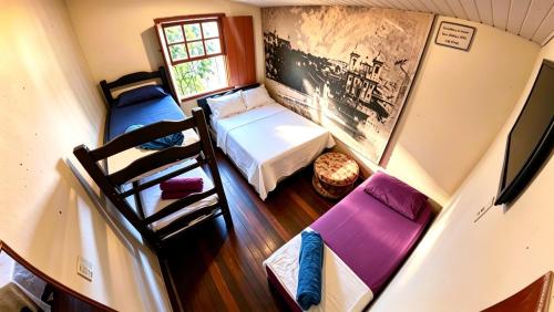 an overhead view of a bedroom with two beds at Nuh Hostel in Ouro Preto