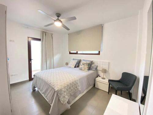 a bedroom with a bed and a ceiling fan at Villa Majada Del Aceitun in Gran Tarajal