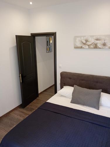 Elegant Apartment 2