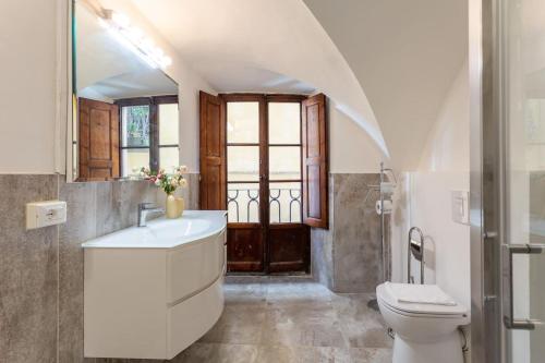Charming Oltrarno Historic 3 Bedrooms Apartment