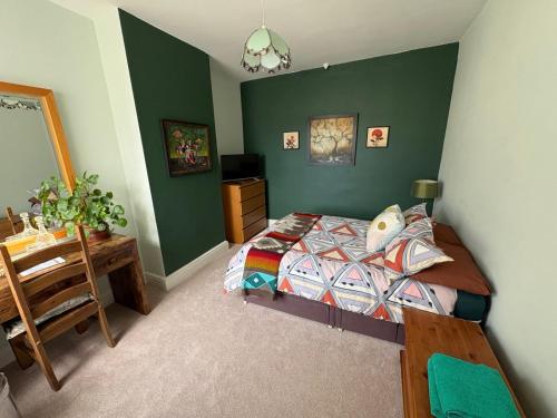 ein Schlafzimmer mit Bett und Schreibtisch in der Unterkunft Murray Road in Rugby