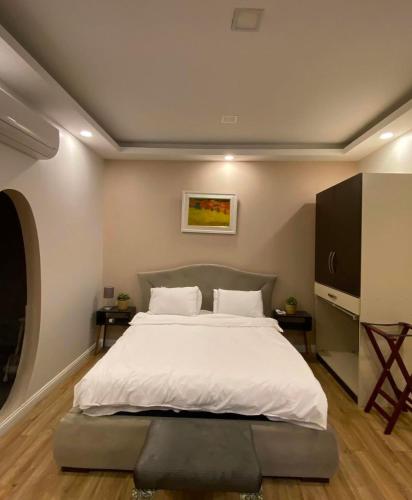 a bedroom with a large bed with white sheets at Göl Konuk Evi in Sakarya