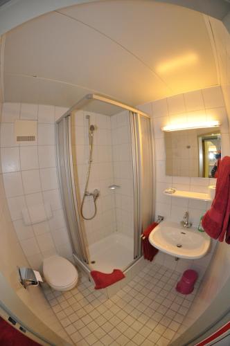 Ett badrum på Marschalls Hotel Am Rennsteig