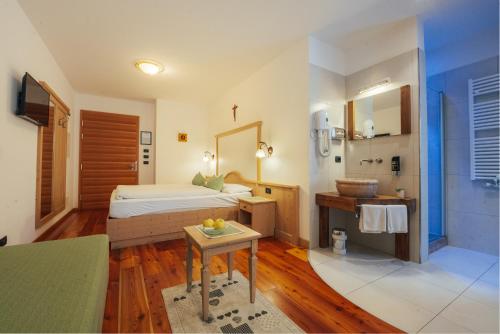 ein Hotelzimmer mit Bett und Badezimmer in der Unterkunft Agritur Golden Pause in Ton