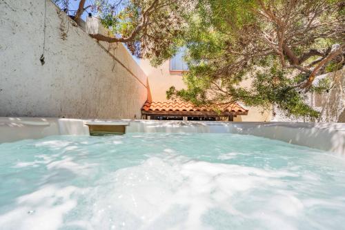 Magical Loft, Private Jacuzzi & Paradise Beach