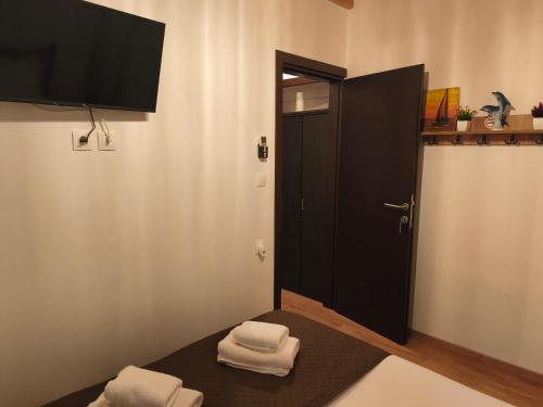 a room with a black door and two folded towels at Tsitsinos Village Cottage in Zekros