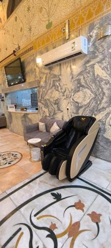 a living room with a couch and a table at Zad Al Hayat in Mecca