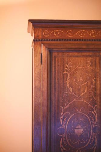 a wooden door with a painting on it at Guest House I Vicini di Cesare in Castelnuovo