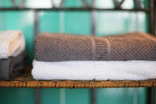 a pile of towels sitting on top of a basket at Guest House I Vicini di Cesare in Castelnuovo