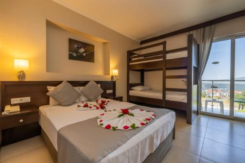 ein Schlafzimmer mit einem Bett, das mit Blumen bedeckt ist in der Unterkunft Sunshine Holiday Resort in Oludeniz