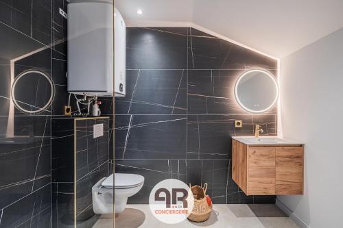 a bathroom with a toilet and a sink at La Casa Marrakech - Superbe studio rénové - 2 pers in Fontaine