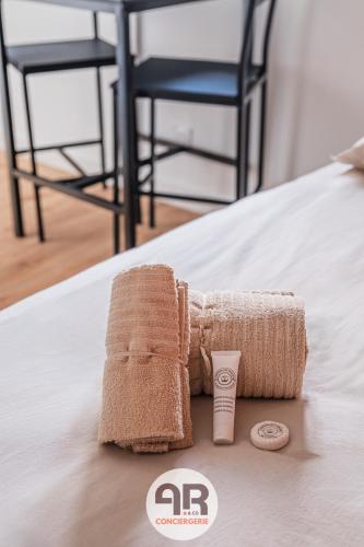 a towel on a bed with a cup on it at La Casa Marrakech - Superbe studio rénové - 2 pers in Fontaine