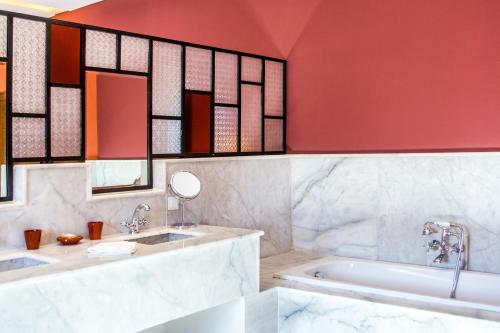 a bathroom with two sinks and a bath tub at Kasbah Beldi in Lalla Takerkoust