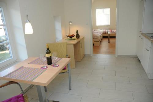 eine Küche mit einem Tisch und Weingläsern darauf in der Unterkunft Ferienwohnung Lühebogen in Jork