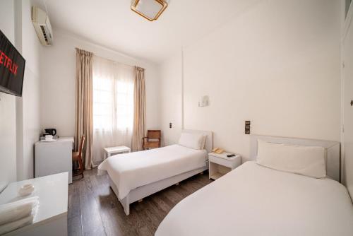 a hotel room with two beds and a window at Hôtel Mauritania Centre-Ville Casablanca Petit-Déjeuner Buffet Gratuit in Casablanca
