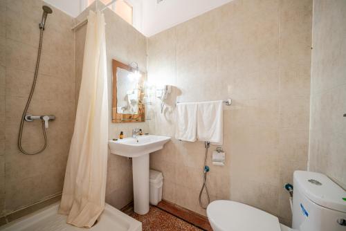 a bathroom with a sink and a toilet and a shower at Hôtel Mauritania Centre-Ville Casablanca Petit-Déjeuner Buffet Gratuit in Casablanca