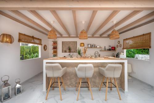 Newly Renovated 4-BED Coastal Villa with Pool