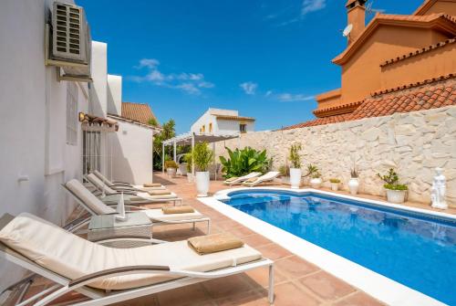 Newly Renovated 4-BED Coastal Villa with Pool