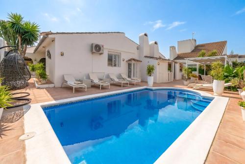 Newly Renovated 4-BED Coastal Villa with Pool
