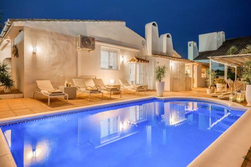 Newly Renovated 4-BED Coastal Villa with Pool