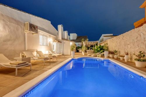 Newly Renovated 4-BED Coastal Villa with Pool