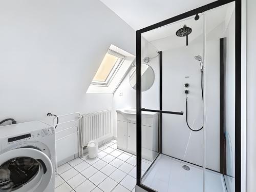 a bathroom with a washing machine and a shower at Gite Marie proche Colmar in Ingersheim