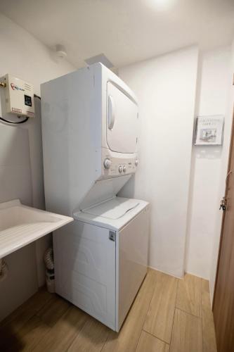 a computer monitor sitting on a desk in a room at Apartamento Moderno z 10-Jacuzzi-Lavandería-AC-Gym-GuatemalaCity in Lo de Contreras