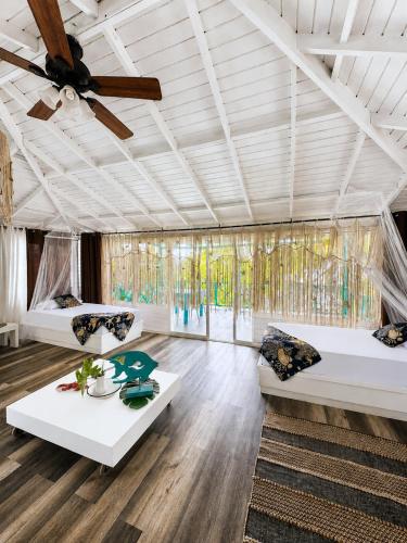 two beds in a room with a ceiling at Siloe Cove Hospedaje Campestre in San Andrés